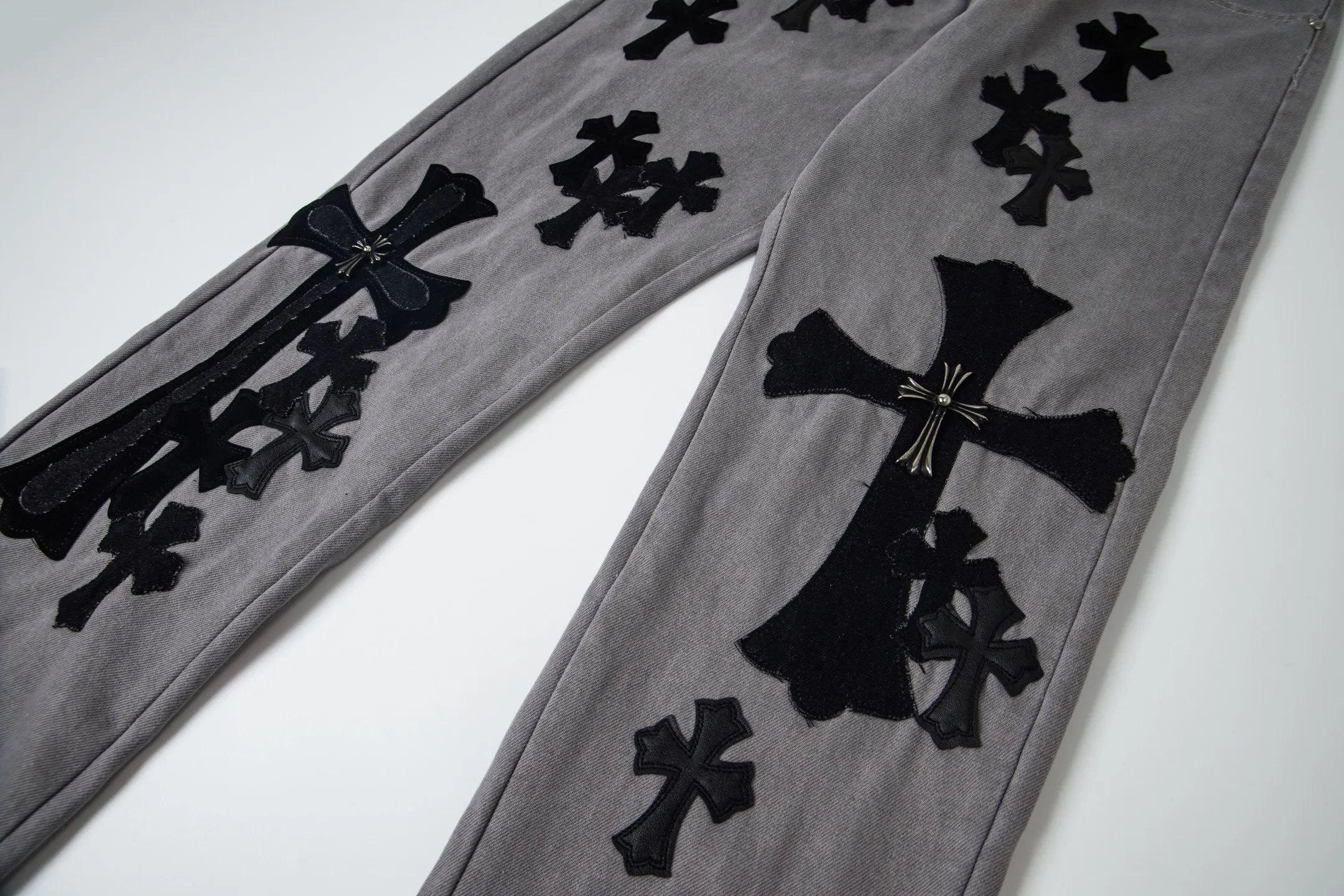 P290 Chrome Hearts Gray Cow King Jeans Multi-Leather Standard Work Jeans CH Jeans All need to be washed and then disassembled and hand-stitched with sheepskin cross leather and then spliced to complete. The whole process is too complicated to describe. About Chrome Hearts This is an extremely luxurious fashion brand that can also be called the aristocracy of the high street. It has always been an exclusive brand for some hipsters or the second generation of rich people. Compared with ordinary high streets, it is more luxurious and noble. Compared with luxury brands, it is more fashionable and individual. It has always been a brand that I have a special liking for. Style number: 1763# Color: Gray Size: 28 30 32 34 36